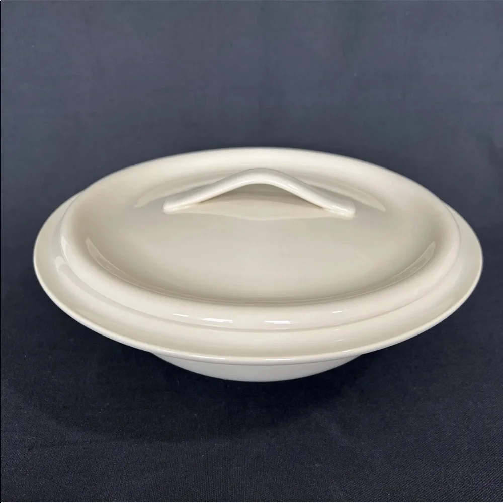 Crate & Barrel Gallery Parchment Cream Stoneware Casserole Serving Bowl with Lid
